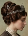 Chignon des années 1910 avec diadème