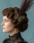 Chignon avec plumes sombres