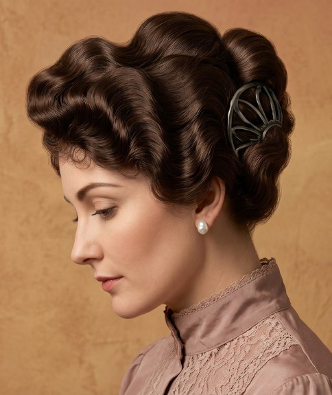 Coiffure relev&eacute;e de 1914 avec ondulations sombres