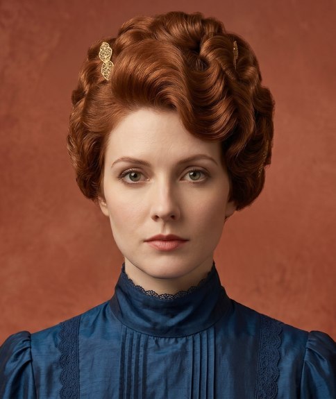 Magnifiques cheveux roux coiffés en une coiffure relevée volumineuse