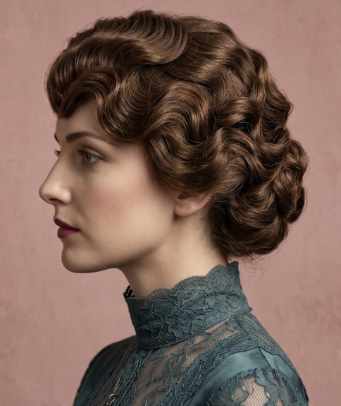 Coiffure relev&eacute;e alliant ordre et simplicit&eacute;