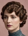 Coiffure relevée pour cheveux châtains