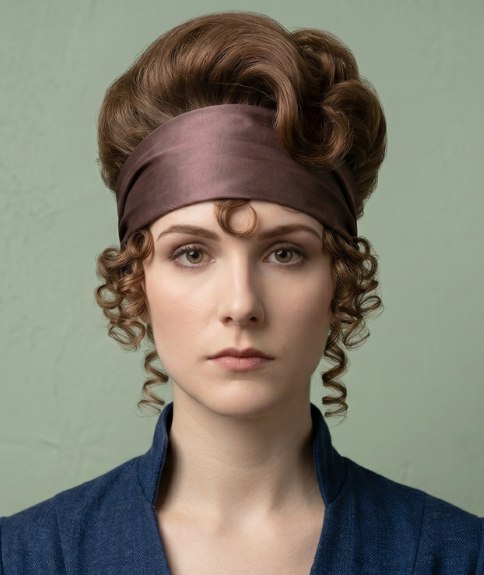 Coiffure avec boucles en spirale et bandeau