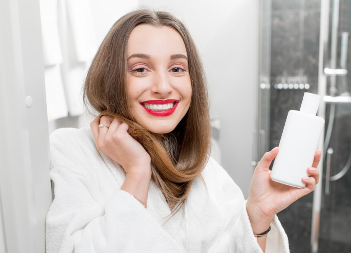 Une femme se demandant comment fonctionne le shampoing