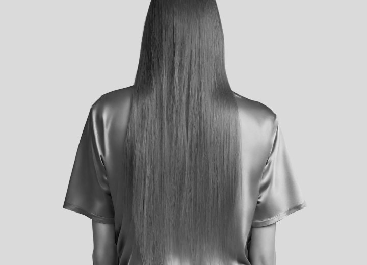 Femme aux cheveux très longs, vue de dos