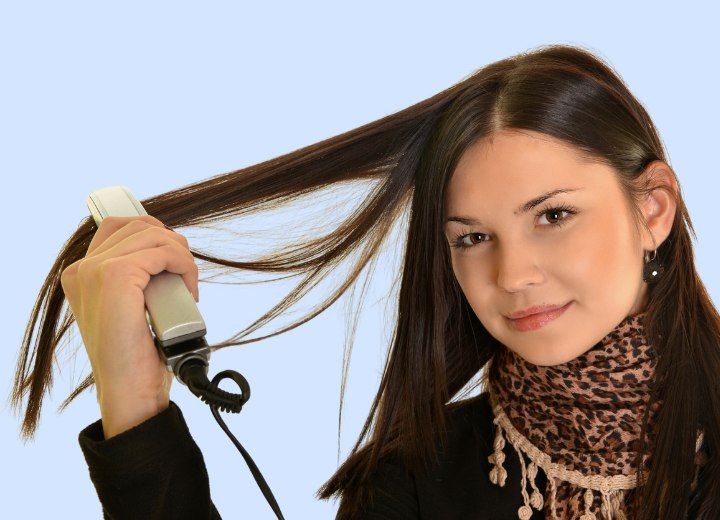 Fille qui se lisse les cheveux