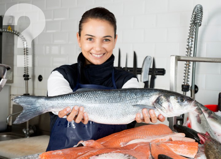 Femme vendant du poisson bon pour la santé