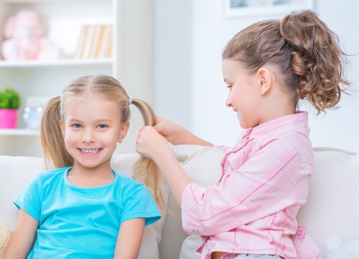 Petites filles qui se coiffent mutuellement