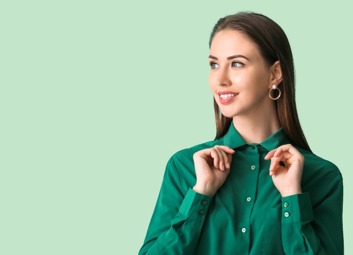 Femme portant un chemisier avec le col boutonné