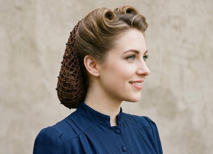 Coiffure des années 1940 avec une résille