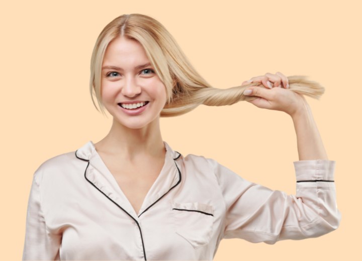 Femme en pyjama en satin et aux cheveux longs