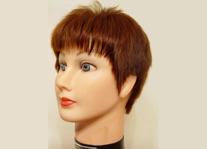 Coupe à la garçonne stylée à l'aide de mousse et d'une brosse coiffante à poils