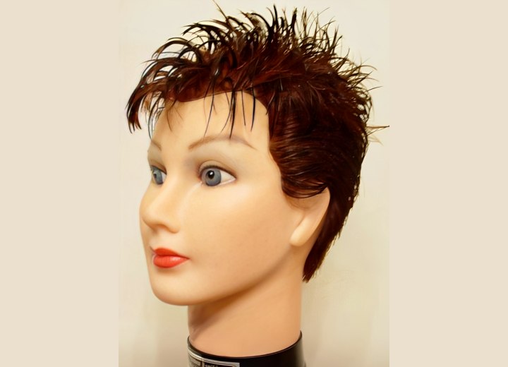 Coupe à la garçonne stylée avec du gel, en utilisant un peigne et les doigts