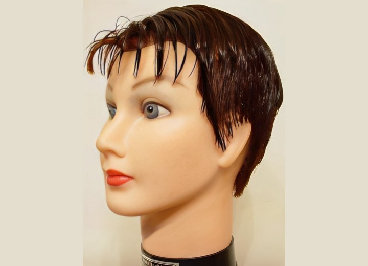 Coupe à la garçonne avec un style lisse réalisé à l'aide de gel