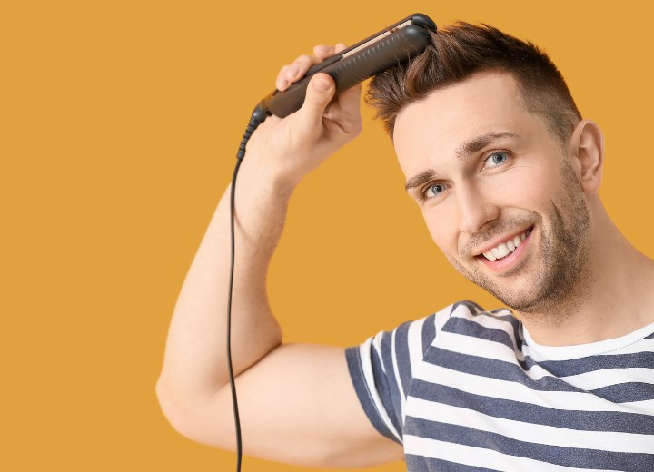 Homme utilisant un fer à lisser pour coiffer ses cheveux