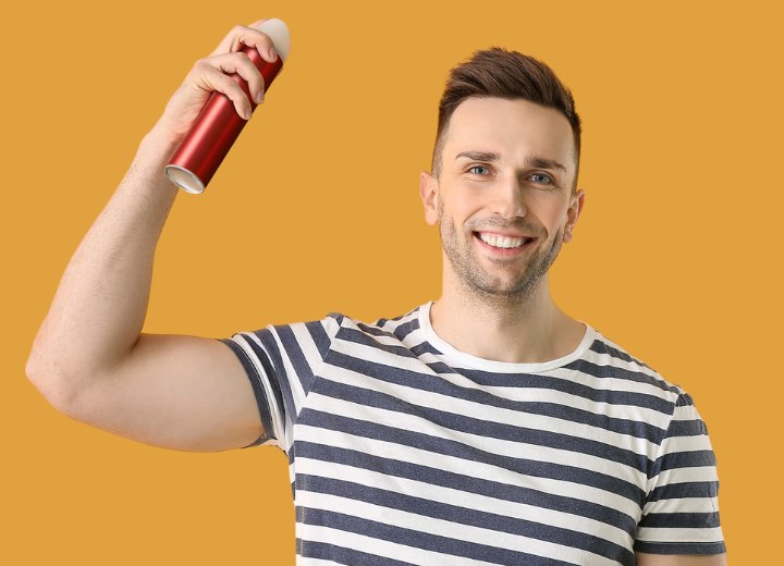 Homme utilisant de la laque pour les cheveux