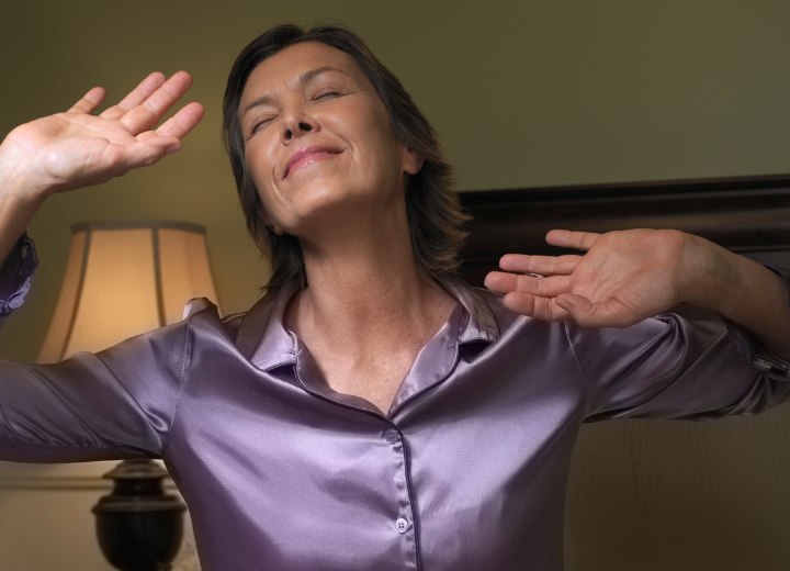 Femme qui porte un pyjama en satin avec des boutons