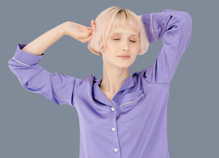 Femme aux cheveux courts, portant un pyjama en soie
