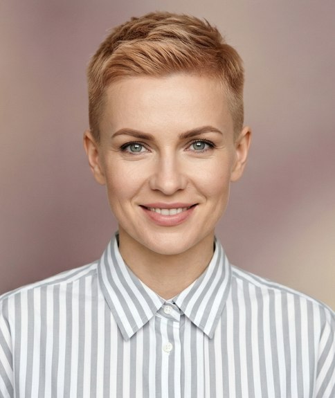 Femme avec une coupe courte rebelle et une chemise oversize