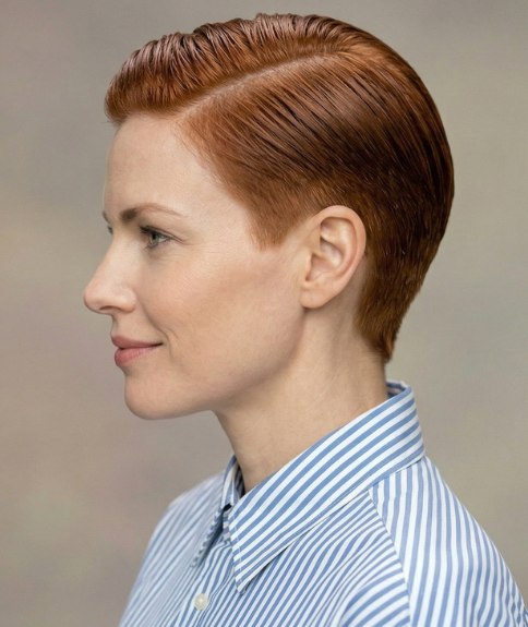 Cheveux courts soign&eacute;s avec raie sur le c&ocirc;t&eacute; pour femmes
