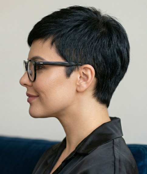 Cheveux courts parfaits à porter avec des lunettes