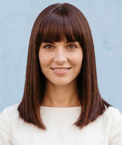 Cheveux longs, lisses et bruns avec une frange droite