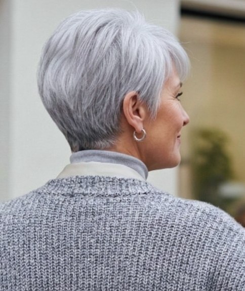 Coiffure courte pratique pour cheveux gris