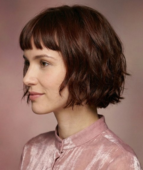 Cheveux courts sophistiqués avec des ondulations naturelles