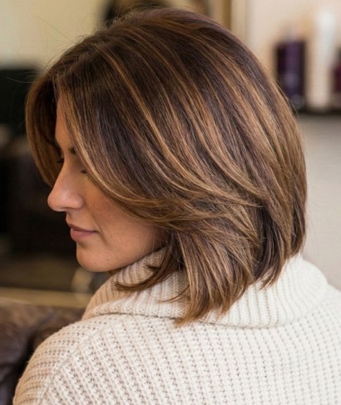 Coiffure mi-longue &agrave; l&rsquo;allure naturelle