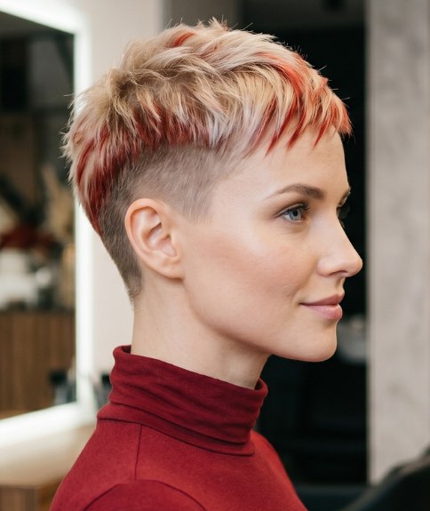 Cheveux blonds très courts avec mèches rouges