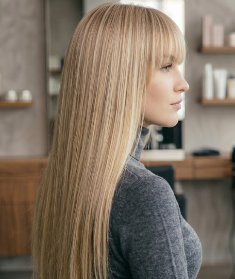 Cheveux blonds très longs avec une frange