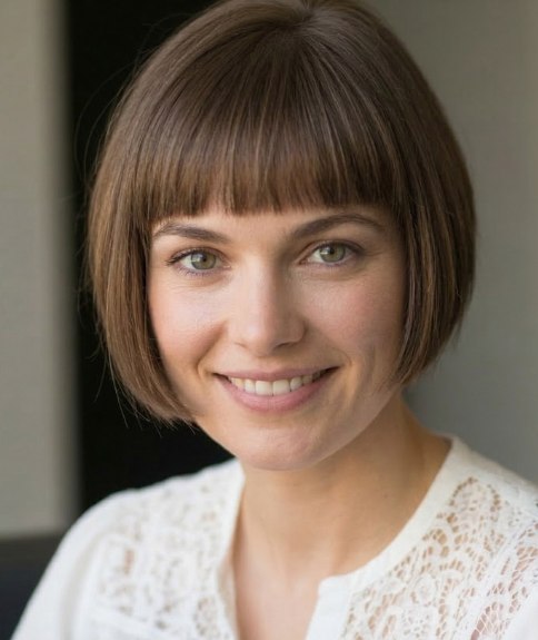 Carr&eacute; court avec une frange droite coup&eacute;e juste au-dessus des sourcils