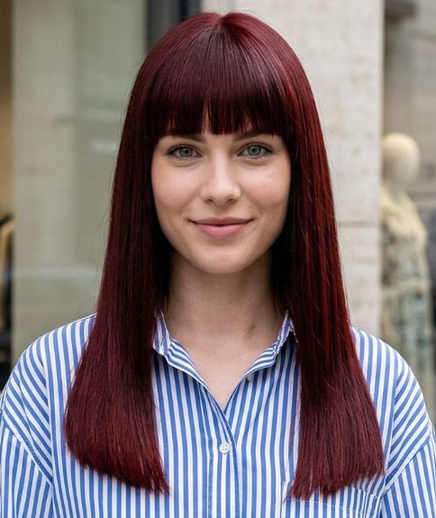 Cheveux longs rouge bordeaux avec une frange &eacute;paisse