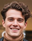 Un homme aux cheveux courts et bouclés