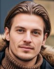 Un homme aux cheveux coiffés en arrière avec du gel