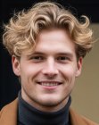 Un homme aux cheveux courts, ondulés et blonds