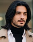Un homme avec une coiffure longue et lisse
