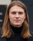 Un homme aux cheveux longs
