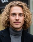 Un homme aux longues boucles blondes