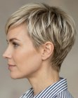 Coupe gar&ccedil;onne blonde avec une longue frange