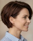 Look f&eacute;minin styl&eacute; avec cheveux courts
