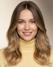 Cheveux longs, d&eacute;passant les &eacute;paules
