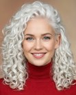 Cheveux blancs avec des boucles