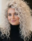 Coiffure longue avec des boucles spiral&eacute;es