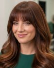 Cheveux longs auburn avec des reflets