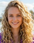 Coiffure de plage avec de longs cheveux blonds