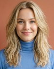Longs cheveux blonds ondul&eacute;s