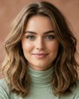Femme avec de longs cheveux