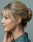 Cheveux blonds en chignon banane 