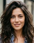 Cheveux fonc&eacute;s ondul&eacute;s